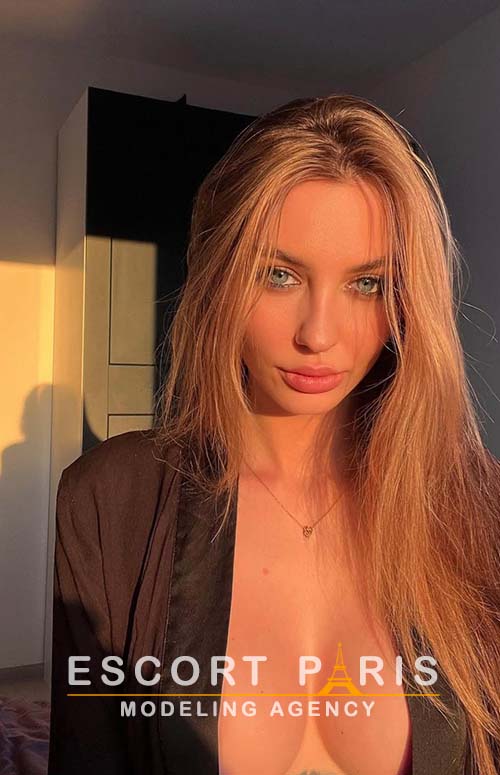 brunette models paris, Paris Escort Model, Luxury Escort Girl Paris, Dark haired escort Paris, Top Escort Models Paris